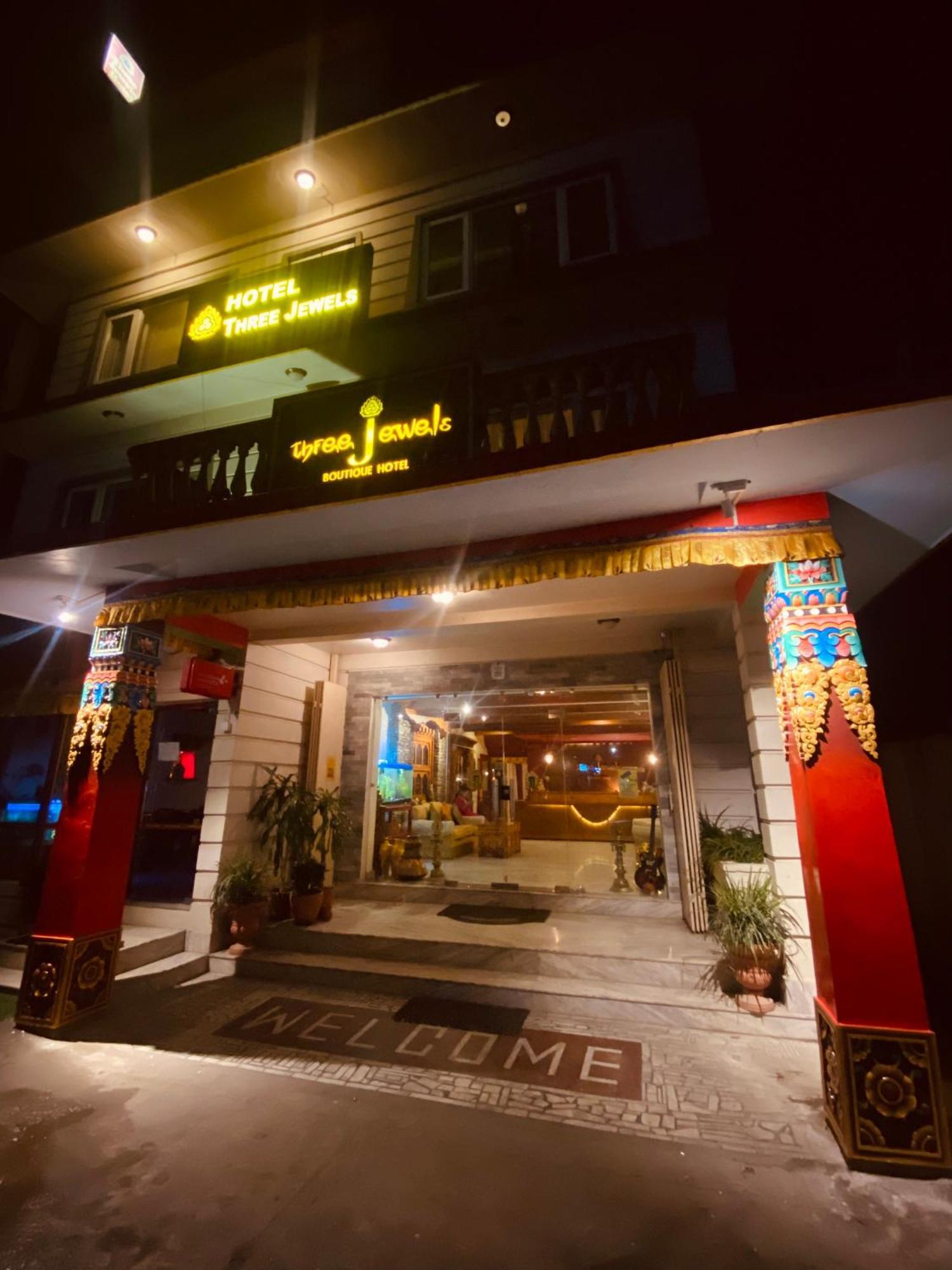 Three Jewels Boutique Hotel Pokhara Esterno foto